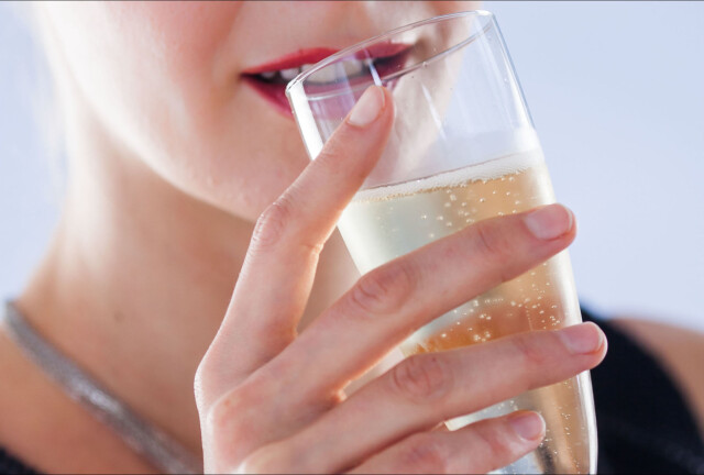 KUN DET YTRE: De tradisjonelle champagneglassene er fine å se på, men er helt katastrofe for smak og duft. Foto: All Over Press KUN DET YTRE: De tradisjonelle champagneglassene er fine å se på, men er helt katastrofe for smak og duft. Foto: All Over Press